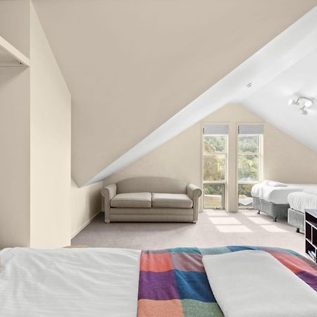Village Green 2 Bedroom Loft Townhouse With Views Fireplace And Garage Parking Thredbo Kültér fotó
