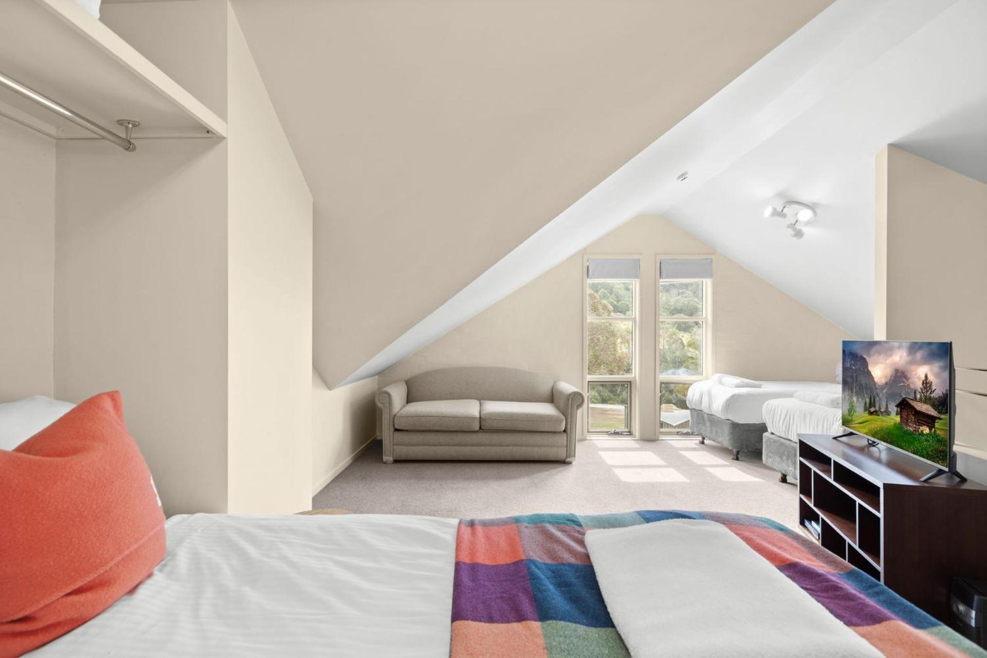 Village Green 2 Bedroom Loft Townhouse With Views Fireplace And Garage Parking Thredbo Kültér fotó