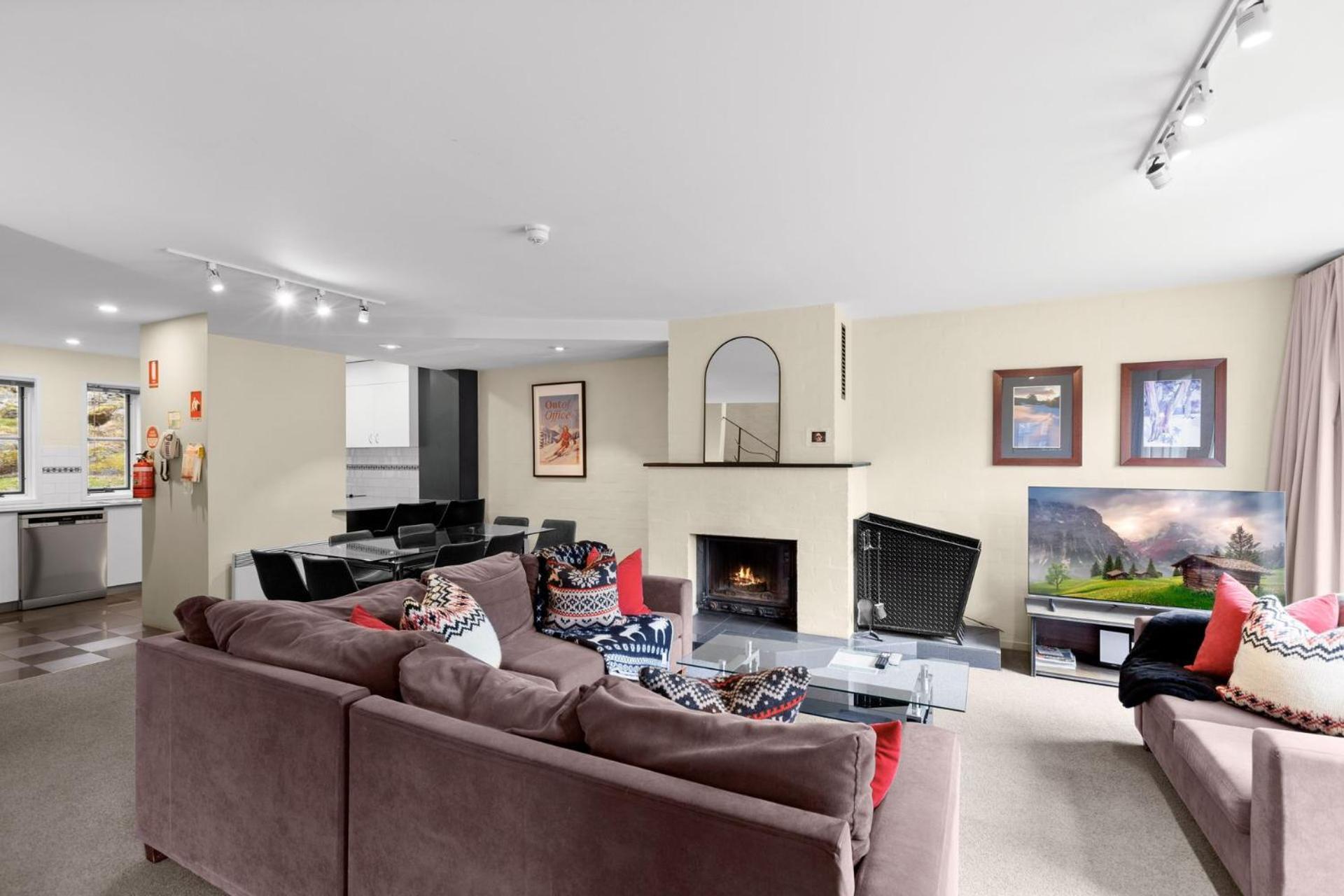 Village Green 2 Bedroom Loft Townhouse With Views Fireplace And Garage Parking Thredbo Kültér fotó