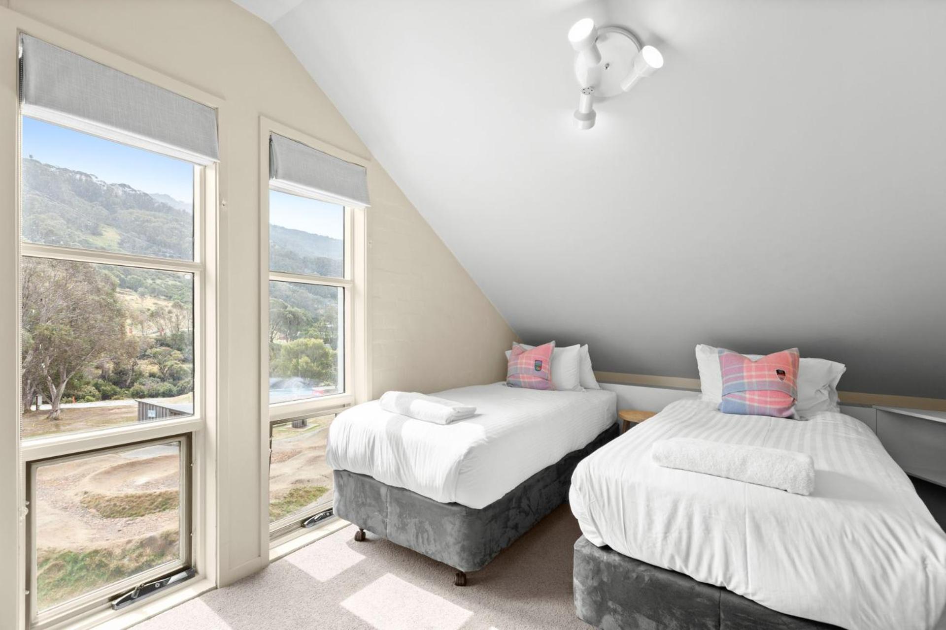 Village Green 2 Bedroom Loft Townhouse With Views Fireplace And Garage Parking Thredbo Kültér fotó