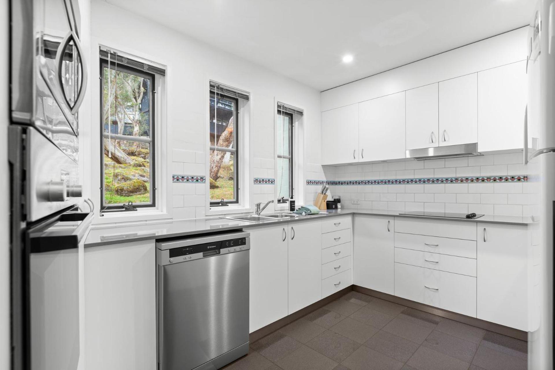 Village Green 2 Bedroom Loft Townhouse With Views Fireplace And Garage Parking Thredbo Kültér fotó