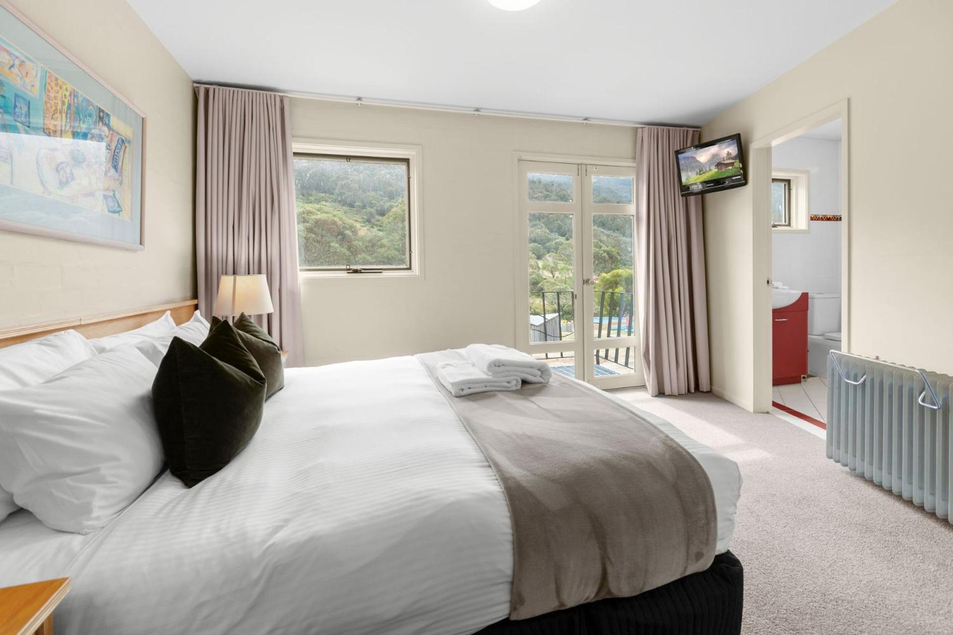 Village Green 2 Bedroom Loft Townhouse With Views Fireplace And Garage Parking Thredbo Kültér fotó