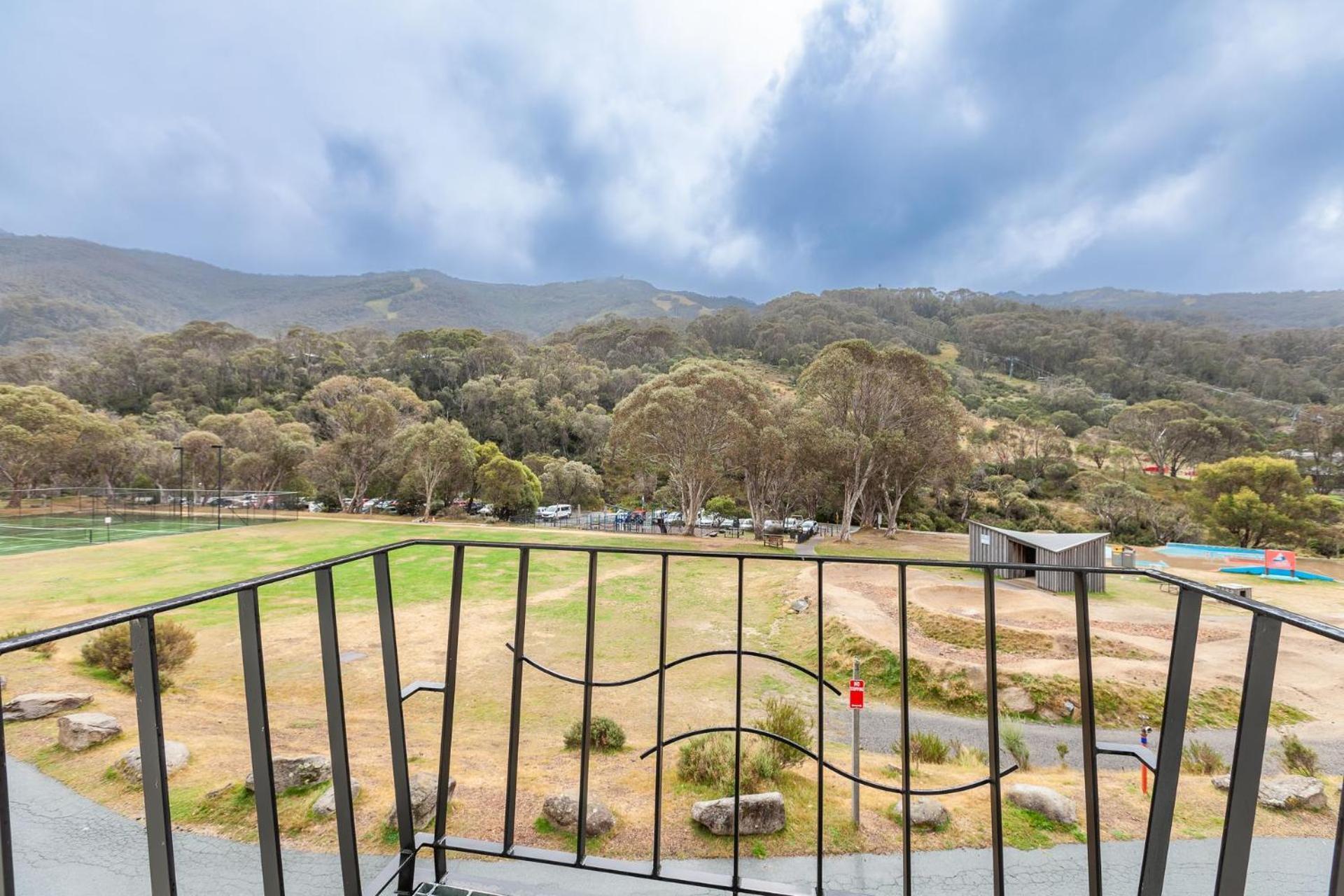 Village Green 2 Bedroom Loft Townhouse With Views Fireplace And Garage Parking Thredbo Kültér fotó