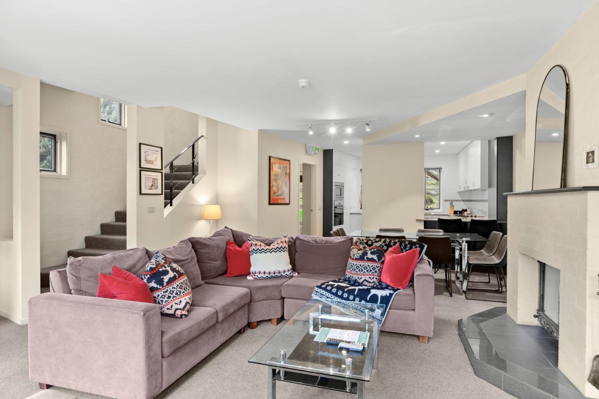 Village Green 2 Bedroom Loft Townhouse With Views Fireplace And Garage Parking Thredbo Kültér fotó