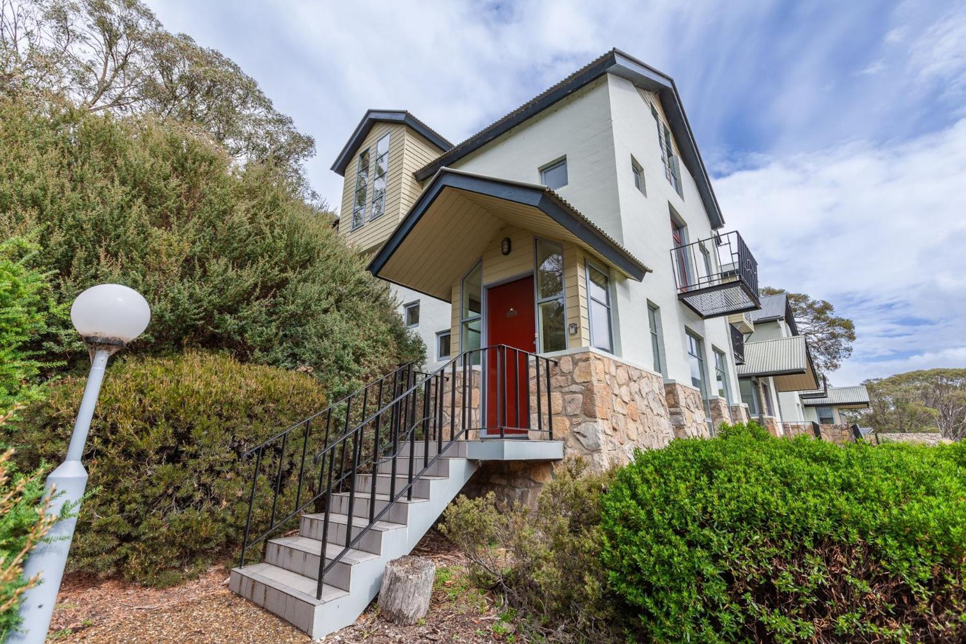 Village Green 2 Bedroom Loft Townhouse With Views Fireplace And Garage Parking Thredbo Kültér fotó