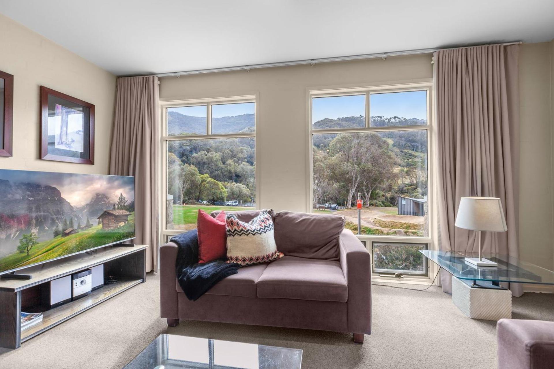 Village Green 2 Bedroom Loft Townhouse With Views Fireplace And Garage Parking Thredbo Kültér fotó