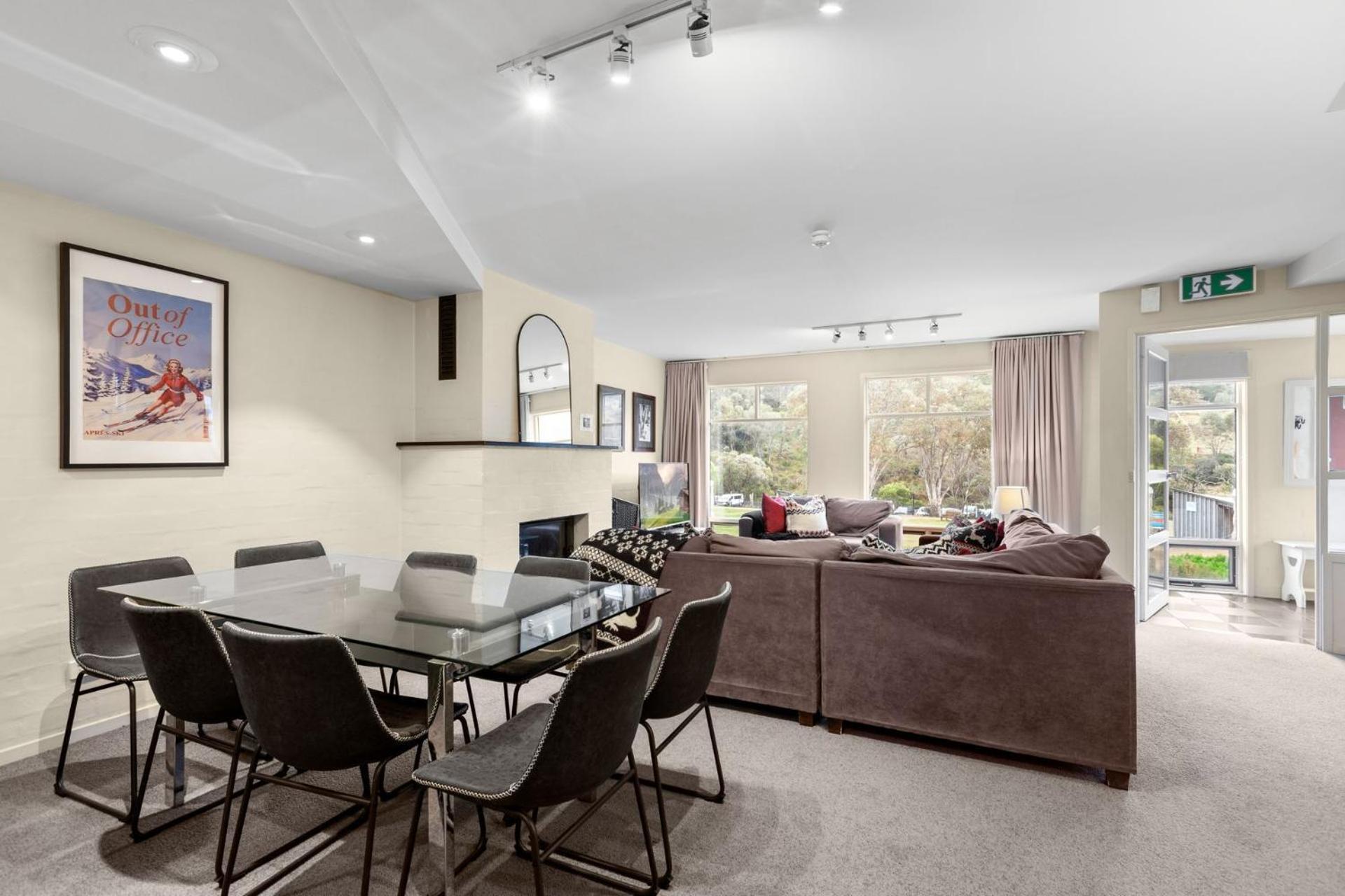 Village Green 2 Bedroom Loft Townhouse With Views Fireplace And Garage Parking Thredbo Kültér fotó