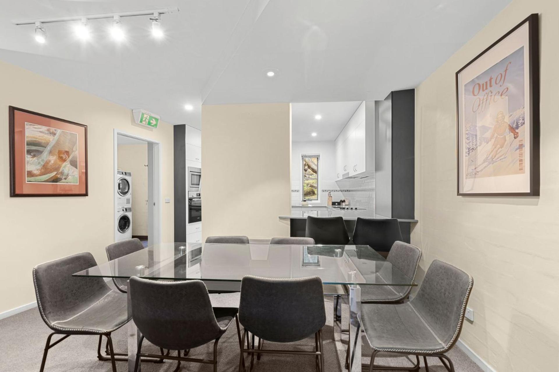 Village Green 2 Bedroom Loft Townhouse With Views Fireplace And Garage Parking Thredbo Kültér fotó