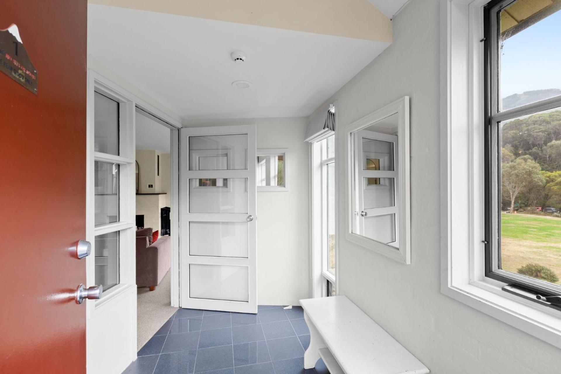 Village Green 2 Bedroom Loft Townhouse With Views Fireplace And Garage Parking Thredbo Kültér fotó