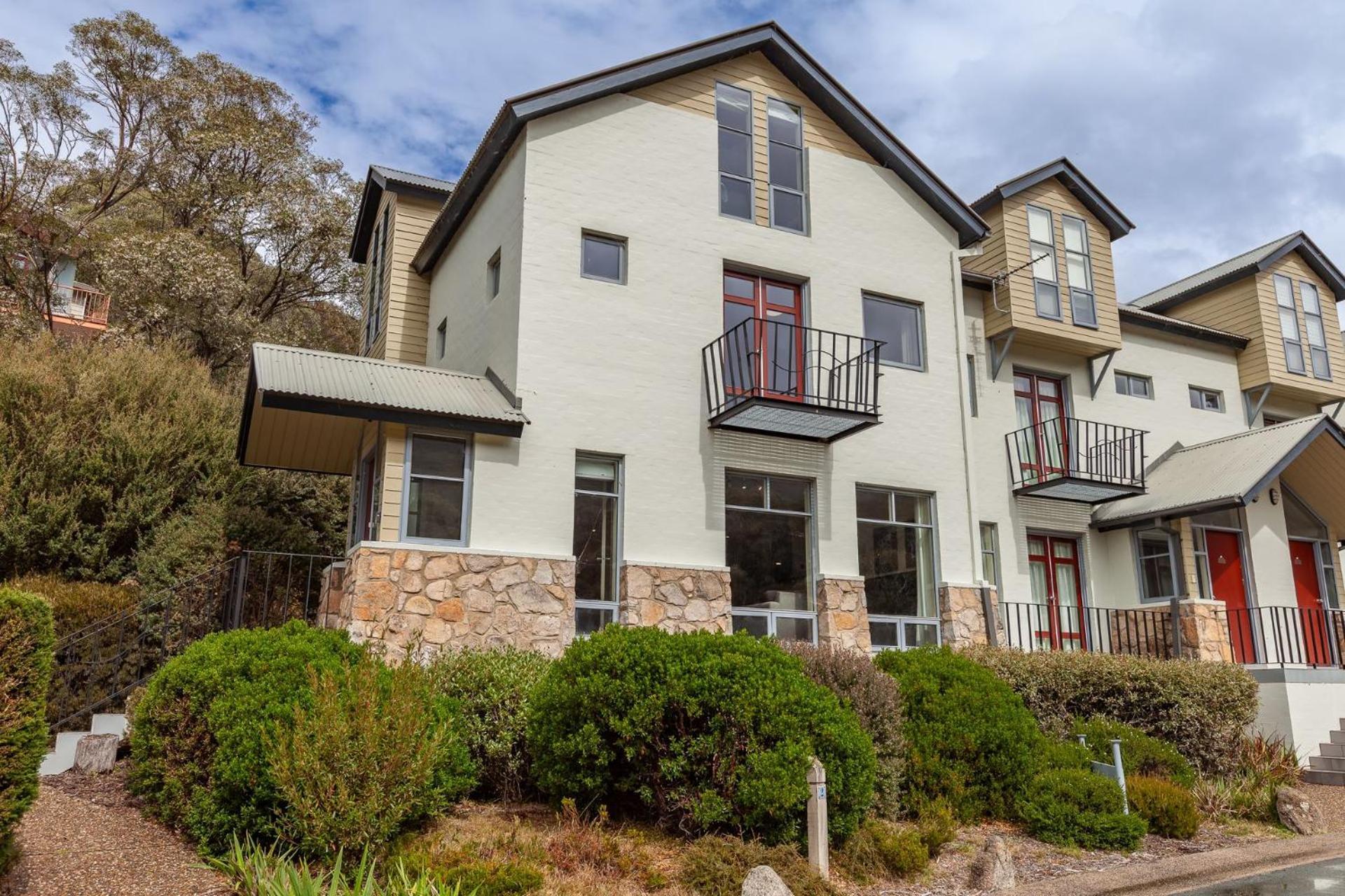 Village Green 2 Bedroom Loft Townhouse With Views Fireplace And Garage Parking Thredbo Kültér fotó